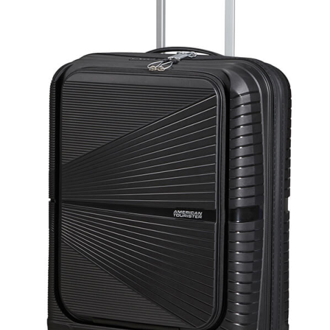 Hier is Airconic, onze lichtste harde koffer ooit! De grote Spinner weegt amper 3,2 kg – ongelofelijk! American Tourister bewijst opnieuw hoe het vernieuwende, lichte koffers moeiteloos in een hedendaags jasje stopt. De lijnen die rondom de koffer lopen geven Airconic een dynamische en moderne uitstraling. Het comfort wordt verzekerd door de dubbele wielen, de ergonomische handgrepen en het verzonken TSA-slot. Welke kleur je ook kiest, zo licht reisde je nog nooit.