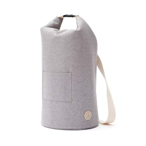 Modern tube shaped bag with cooling features that suits equally well for taking to the beach or as a great accessory for a trip to the city. The bag is made of soft and water repellent material, it’s easy to pack and feels really nice when carrying on the shoulder.