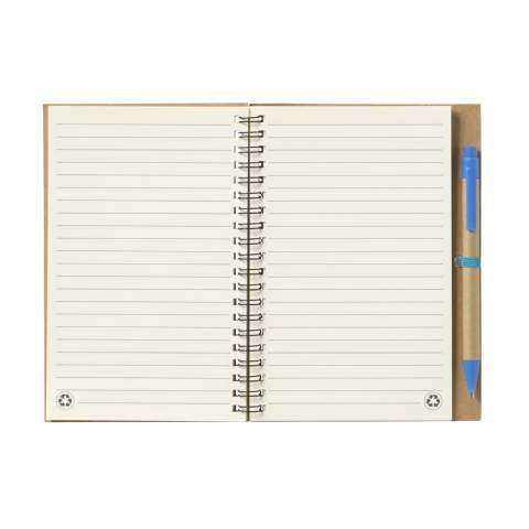 Bloc-notes en matériau recyclé avec environ 70 feuillets / 140 pages papier ligné de couleur crème (70 g/m²), couverture cartonnée, relié par une spirale solide en métal. Inclus : stylo assorti à encre bleue.