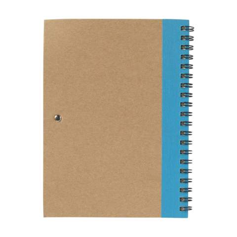 Bloc-notes en matériau recyclé avec environ 70 feuillets / 140 pages papier ligné de couleur crème (70 g/m²), couverture cartonnée, relié par une spirale solide en métal. Inclus : stylo assorti à encre bleue.