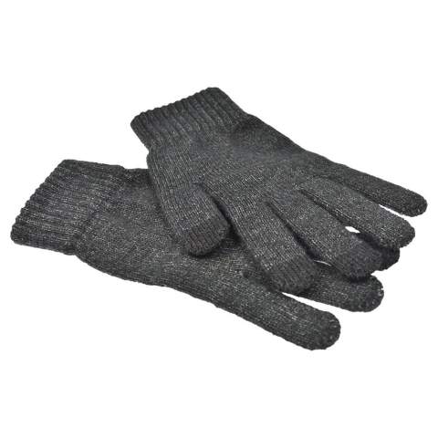 Het perfecte paar handschoenen om te combineren met de Sjaal Exclusief (1482) en de Muts Exclusief (1462) en je hebt een complete set voor de winter! Gemaakt van hoogwaardige materialen (42% Acryl, 30% Nylon en 28% PB) zijn deze handschoenen lekker warm en zorgen voor een classy uitstraling. De handschoenen hebben een one size maatvoering en zijn voor zowel heren als dames perfect te dragen. Ook op een touchscreen te gebruiken. Personaliseer de handschoenen met een verfijnde borduring, een smal PU label met lasergravering of een subtiel woven label. 