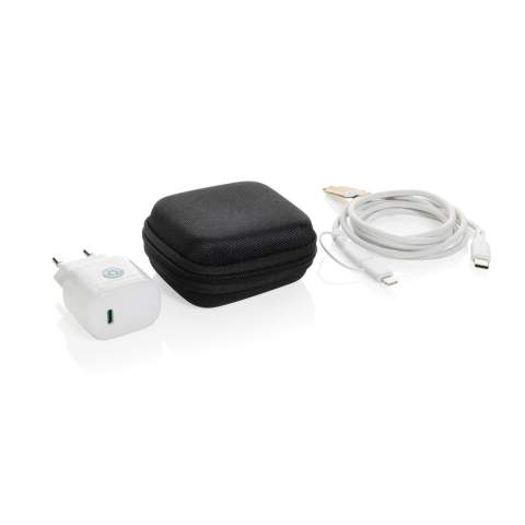 2 stuks 20W snellaadset voor mobiele apparaten en andere kleine apparaten. Met EU-adapter met 20W USB C-poort en 120 cm gerecyclede TPE 60W snellaadkabel (USB C naar USB /Lightning). De kabel ondersteunt gegevensoverdracht en ook het opladen van grotere apparaten zoals laptops. Adapter en kabel gemaakt van RCS-gecertificeerd gerecycled PC, ABS en gerecycled TPE. Verpakt in een draagtas gemaakt van RCS-gecertificeerd gerecycled PET. Totaal gerecyclede inhoud van de hele set: 59% op basis van het totale gewicht van het item. RCS-certificering zorgt voor een volledig gecertificeerde toeleveringsketen van de gerecyclede materialen. Verpakt in FSC®-verpakking. PVC-vrij. Ingang wandlader AC 100-240V 50/60Hz 0,6A; Uitgang wandlader USB-C:5,0V⎓3,0A,9,0V⎓2,22,12,0V⎓1,67A (20W Max);<br /><br />PVC free: true