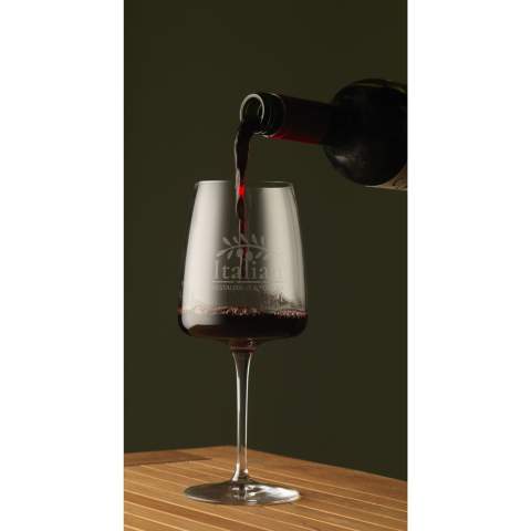 Verre à vin moderne à l'aspect puissant. Ce verre est spécial en raison de sa base plate et frappante et de son embouchure effilée. Ce fond large donne au vin une surface maximale pour respirer. Cela permet au vin de développer encore mieux sa saveur. Cela contribue à une expérience gustative intense. Ce verre élégant conviennent pour service le vin rouge dans les établissements de restauration, lors d'un verre d'affaires ou à la maison. Ce verre élégant convient à toutes les occasions. Capacité 470 ml. Fabriquée en Europe.