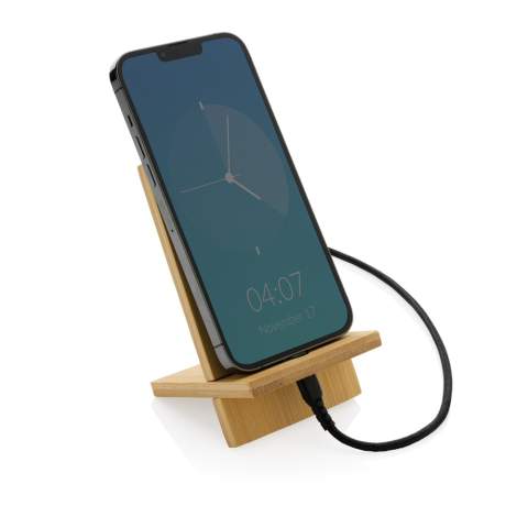 Support de téléphone en bambou certifié FSC® 100. Le support est doté d'un trou permettant de connecter un câble de chargement afin de pouvoir recharger facilement le téléphone tout en utilisant le support. Emballé dans une boîte kraft FSC mix qui passe facilement dans la boîte aux lettres.<br /><br />PVC free: true