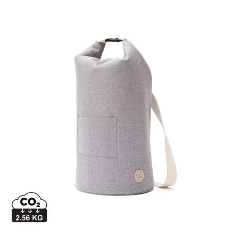 Modern tube shaped bag with cooling features that suits equally well for taking to the beach or as a great accessory for a trip to the city. The bag is made of soft and water repellent material, it’s easy to pack and feels really nice when carrying on the shoulder.