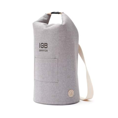 Modern tube shaped bag with cooling features that suits equally well for taking to the beach or as a great accessory for a trip to the city. The bag is made of soft and water repellent material, it’s easy to pack and feels really nice when carrying on the shoulder.