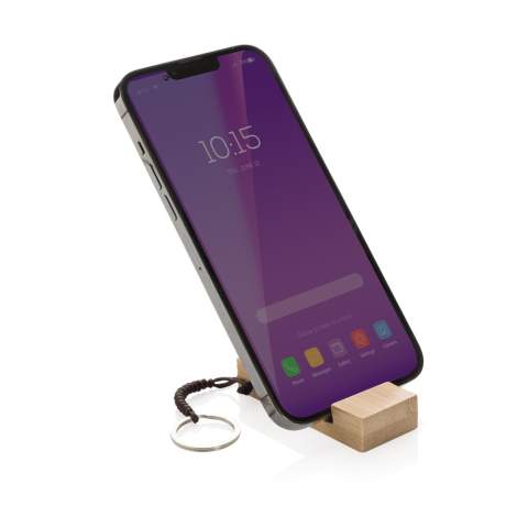 Porte-clés pour téléphone portable en bambou certifié FSC® 100. Avec corde en tissu et porte-clés en métal. Pratique, il vous permet d'avoir toujours un support de téléphone avec vous lorsque vous passez un appel ou que vous voulez regarder un film. Emballé dans une enveloppe sans plastique.