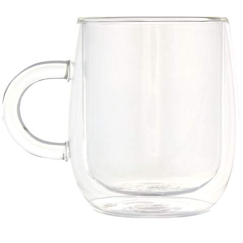 Dubbelwandige beker van borosilicaatglas van 330 ml, ideaal voor het serveren van uw favoriete latte macchiato, warme chocolademelk of een andere warme drank. Deze beker is gemaakt van 100% duurzaam borosilicaatglas dat de versheid van de drank behoudt en hij bevat geen schadelijke chemicaliën. Getest en goedgekeurd volgens de Duitse voedselveiligheidswetgeving (LFGB) en getest op ftalaten volgens de REACH-regelgeving. Inhoud 330 ml Vaatwasserbestendig. Geleverd in een gerecycled kartonnen geschenkverpakking.