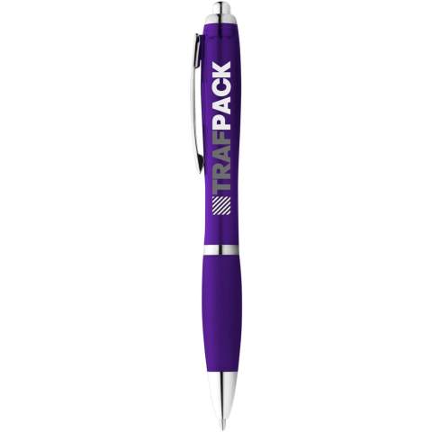 Écrire est quelque chose que les gens font presque tous les jours. C'est pourquoi il est essentiel d'avoir un stylo fiable pour cela. Le stylo à bille Nash au design élégant et incurvé est un tel stylo. Le stylo est fabriqué en matière plastique ABS qui est dure et solide et offre ainsi une longue durée de vie. Grâce au mécanisme de clic rapide, le stylo à bille est rapide à utiliser et a une prise en main souple, ce qui réduit toute tension sur la surface d'écriture. Le stylo à bille Nash est disponible en différentes couleurs et offre de multiples possibilités d'application du logo. 