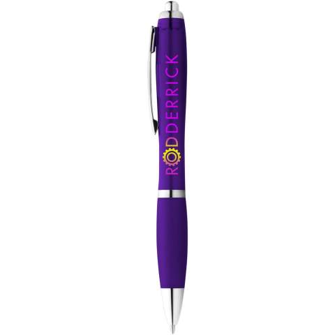 Écrire est quelque chose que les gens font presque tous les jours. C'est pourquoi il est essentiel d'avoir un stylo fiable pour cela. Le stylo à bille Nash au design élégant et incurvé est un tel stylo. Le stylo est fabriqué en matière plastique ABS qui est dure et solide et offre ainsi une longue durée de vie. Grâce au mécanisme de clic rapide, le stylo à bille est rapide à utiliser et a une prise en main souple, ce qui réduit toute tension sur la surface d'écriture. Le stylo à bille Nash est disponible en différentes couleurs et offre de multiples possibilités d'application du logo. 