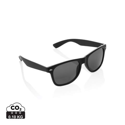 High quality sunglasses made with GRS certified recycled PC frame. Recycled content of frame is 100%. Total recycled content: 65% based on total item weight. GRS certification ensures a completely certified supply chain of the recycled materials. The lenses are smokey acrylic and conform to UV 400 and CAT 3. Packed in a kraft gift box.<br /><br />PVC free: true