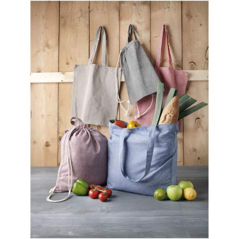 Sac shopping en mélange de coton et polyester recyclé 210 g/m². Le coton recyclé est fabriqué à partir de déchets de pré-consommation générés par les usines textiles pendant le processus de coupe. Sac shopping à soufflets et grand compartiment principal. Comprend deux poignées avec une hauteur de 31 cm. Résistance aux charges de 10 kg. Il peut y avoir des variations mineures dans la couleur du produit en raison de la nature du processus de production. 