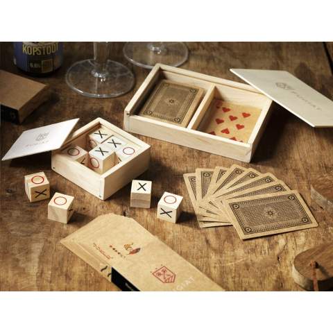 WoW! These playing cards are made from high-quality recycled kraft paper (250 g/m²). This game consists of 52 playing cards and 2 jokers. Stored in a recycled cardboard box, the back of these cards all have the same standard image.