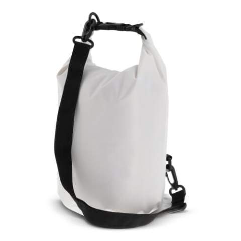 Le sac étanche de 5 littres est idéal pour la plage, un tour en bateau ou tout simplement pour une promenade dans la forêt. Rempli d'air, ce sac flotte en cas d'urgence! Avec l'anneau supplémentaire et les mousquetons, ce sac peut être porté croisé. Étanche IPX6, protégé contre les jets d'eau à haute pression sous n'importe quel angle. Ne pas immerger le sac.