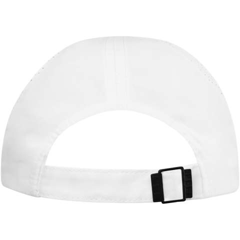 De Morion 6 panel cool fit cap is gemaakt van 110 g/m² GRS-gecertificeerd gerecycled polyester microvezel en heeft een voorgebogen vizier met een sandwichontwerp, wat een klassieke touch toevoegt. De achterpanelen hebben lasergesneden gaten voor optimale ventilatie, zodat je koel en comfortabel blijft tijdens buitenactiviteiten. Ontworpen voor een comfortabele pasvorm met een hoofdomtrek van 58 cm. De metalen gespsluiting kan moeiteloos worden versteld, voor de perfecte pasvorm. De GRS-certificering zorgt voor een 100% gecertificeerde toeleveringsketen, van grondstof tot onze druktechnieken, waardoor dit een duurzamere keuze is.