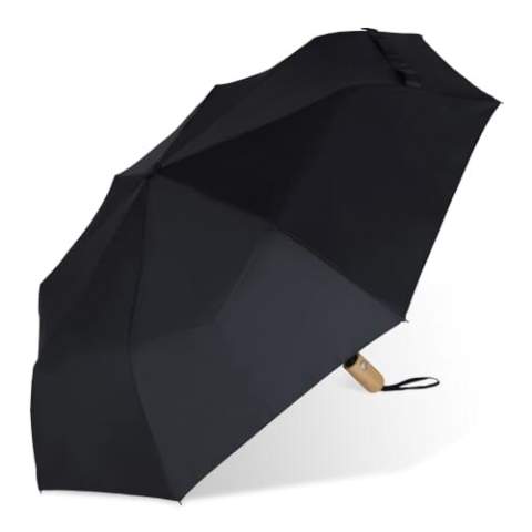 Parapluie en R-PET avec manche en bois véritable et au design emblématique. Sa monture en fibre de verre lui donne une excellente résistance au vent. Il s'ouvre automatiquement d'une simple pression sur le bouton. Le matériau chiné donne à ce parapluie un aspect luxueux. (couleur unie noire).