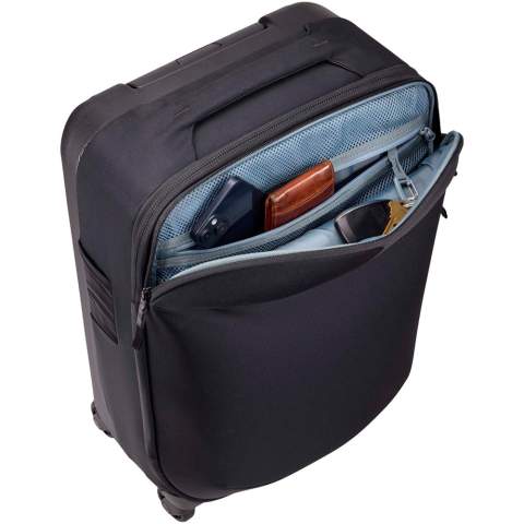 De Thule Subterra 2 spinner voor handbagage is een veelzijdige koffer die helpt de pakruimte te maximaliseren en alle items te organiseren. De platte vouwverdeler is er om items zoals schoenen te organiseren en te scheiden van kleding, en het verwijderbare compressiepaneel en de compressieriemen maximaliseren de pakruimte. De buitenkant is voorzien van een snel toegankelijk vak, zodat je gemakkelijk toegang hebt tot items in het grote vak dat aan de bovenzijde kan worden geladen. Voor een soepel en gemakkelijk transport is deze bagage uitgerust met geruisloze spinnerwielen en een telescoophandvat met V-buis om moeiteloos te manoeuvreren. 
