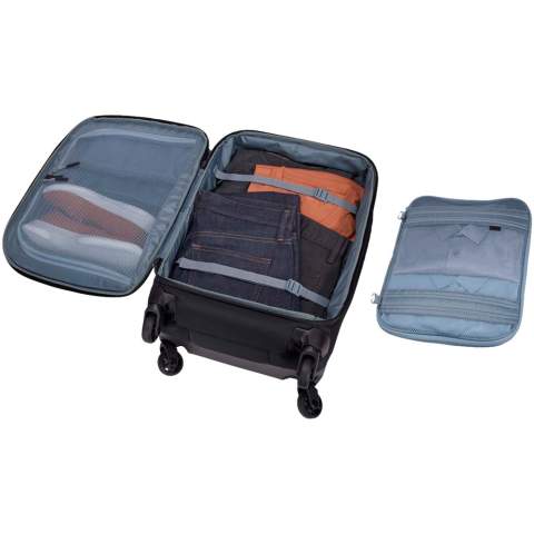 De Thule Subterra 2 spinner voor handbagage is een veelzijdige koffer die helpt de pakruimte te maximaliseren en alle items te organiseren. De platte vouwverdeler is er om items zoals schoenen te organiseren en te scheiden van kleding, en het verwijderbare compressiepaneel en de compressieriemen maximaliseren de pakruimte. De buitenkant is voorzien van een snel toegankelijk vak, zodat je gemakkelijk toegang hebt tot items in het grote vak dat aan de bovenzijde kan worden geladen. Voor een soepel en gemakkelijk transport is deze bagage uitgerust met geruisloze spinnerwielen en een telescoophandvat met V-buis om moeiteloos te manoeuvreren. 
