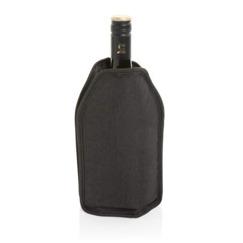 Deze klassieke Vino AWARE™ RPET wijnkoelersleeve houdt standaardformaat wijnflessen uren perfect gekoeld. Plaats de sleeve minstens 4 uur in de vriezer om voor te koelen en geniet op elk moment van perfect gekoelde wijn! Gemaakt met gerecycled polyester ingebed met de AWARE™ tracer. Verpakt in FSC®-gecertificeerde kraftverpakking.