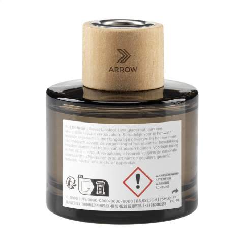 Dit decoratieve, glazen parfumflacon, met houten accent, van het merk Wooosh is gevuld met een heerlijk geurende Green Herbs parfumolie. Door de stokjes in het parfumflacon te plaatsen wordt het parfum geabsorbeerd en verdampt de olie geleidelijk. De lucht vult zich met een kruidig en natuurlijk aroma, dat een gevoel van harmonie, rust en ontspanning oproept en tegelijkertijd een verfrissende werking heeft. Een aangename geur tijdens het uitoefenen van yoga en meditatie, maar ook weldadig in een wellnessruimte, badkamer of woonkamer. De intensiteit van de geur kan worden geregeld door meer of minder stokjes in het flacon te plaatsen. Dit flacon is gevuld met 75 ml parfumolie en wordt geleverd inclusief 6 mini-stokjes en een gebruiksaanwijzing. Per stuk in een luxe Wooosh geschenkverpakking.