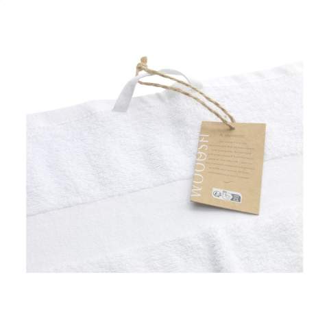 This bath towel from the Wooosh Brand is made from 50% recycled cotton and 50% cotton. The towel has a handy loop and a woven band and is beautifully finished with a cotton trim. The softness of the tightly woven terry gives a feeling of luxury and comfort after an invigorating shower or warm bath. The fibres of the 400 grams of terry cotton are highly moisture-absorbent and feel pleasant on your skin while drying. This bathroom textile has a timeless look and fits into any interior. This product is GRS-certified and produced with special attention paid to people and the environment.