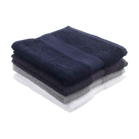 This towel from the Wooosh Brand is made from 50% recycled cotton and 50% cotton. The towel has a handy loop and a woven band and is beautifully finished with a cotton trim. The softness of the tightly woven terry gives a feeling of luxury and comfort after an invigorating shower or warm bath. The fibres of the 400 grams of terry cotton are highly moisture-absorbent and feel pleasant on your skin while drying. This bathroom textile has a timeless look and fits into any interior. This product is GRS-certified and produced with special attention paid to people and the environment.