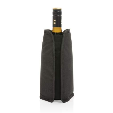 Deze klassieke Vino AWARE™ RPET wijnkoelersleeve houdt standaardformaat wijnflessen uren perfect gekoeld. Plaats de sleeve minstens 4 uur in de vriezer om voor te koelen en geniet op elk moment van perfect gekoelde wijn! Gemaakt met gerecycled polyester ingebed met de AWARE™ tracer. Verpakt in FSC®-gecertificeerde kraftverpakking.