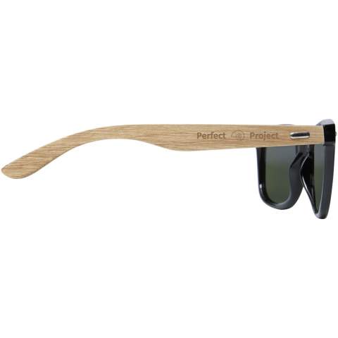 Die Hiru rPET/Holz Sonnenbrille wird aus nachhaltigen Materialien mit höchsten Qualitätsstandards hergestellt. Der hochwertig verarbeitete Rahmen ist poliert und lackiert und wird aus recyceltem PET-Kunststoff hergestellt. Die Bügel mit leichter und bequemer Passform sind aus Eichenholz gefertigt, das aus nachhaltigen, umweltfreundlichen und sozial verantwortlichen Quellen stammt. Die Gläser sind blau verspiegelt und polarisiert, was die Reflexion des Sonnenlichts verhindert und die Brille ideal zum Autofahren und für alle sonnigen Sommer- und Winteraktivitäten im Freien macht. Diese Brille entspricht der Norm EN ISO 12312-1, hat UV400-Gläser und ist in die Kategorie 3 eingestuft. Lieferung mit einem Reinigungstuch aus recyceltem PET Kunststoff (15 x 15 cm), verpackt in einer Präsentbox aus recyceltem Karton (16,5 x 6 x 4 cm). Die Lasergravur wird als nachhaltige Dekorationsmöglichkeit empfohlen.