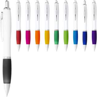 Puisque les gens écrivent presque tous les jours, il est essentiel d'utiliser un stylo fiable. Le stylo à bille Nash est l'un de ces stylos. Le stylo à bille est fabriqué en matière plastique ABS solide qui offre une longue durée de vie. Grâce au mécanisme de clic rapide, le stylo à bille est rapide à utiliser et a une prise en main souple, ce qui réduit toute tension sur la surface d'écriture. Le stylo à bille Nash est disponible dans différentes combinaisons de couleurs et offre de multiples possibilités d'application de logo. 