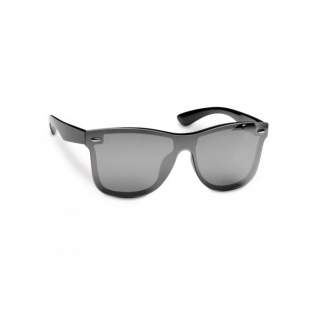 Ces lunettes de soleil vous ramènent directement aux courses  des années 70. Créées pour la vitesse, elles protègent bien vos yeux avec le filtre UV-400 et sont livrées avec un étui de protection en EVA.