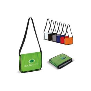Non-woven shoulder bag. It has a black strap and storage for four ball pens. Strap length: 1.250mm, width: 55mm.