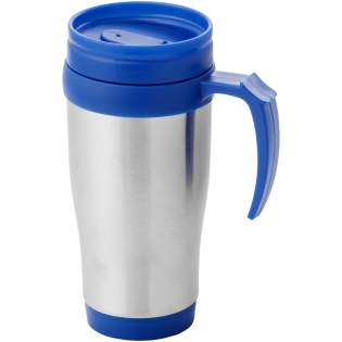 Sanibel est le mug parfait pour boire des boissons en déplacement. Le mug possède une double paroi isolante, permettant de garder les boissons chaudes pendant longtemps. Le couvercle à torsion et à glissière permet de boire facilement jusqu'à 400 ml de boisson. De plus, la poignée ergonomique assure une bonne prise en main. Le mug Sanibel est composé d'acier inoxydable et de plastique noir, ce qui le rend très solide, résistant à la corrosion et facile à nettoyer.