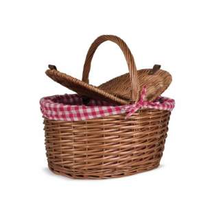Klassischer formschöner Picknickkorb aus geflochtener Weide mit einem rot-weiß kariertem Stoff ausgeschlagen. 