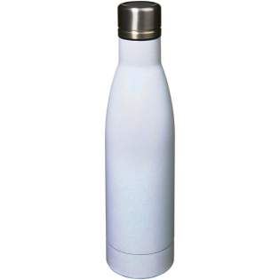 Houd uw dranken 12 uur warm of 48 uur koud met de Vasa Aurora vacuüm geïsoleerde fles met koper. Dubbelwandig en van 18/8 roestvrij staal met vacuümisolatie en een verkoperde binnenwand, dus uw drankje blijft gloeiend heet of ijskoud, net wat u wilt. De fles heeft een psychedelische en iriserende afwerking. Capaciteit is 500ml. Gepresenteerd in een Avenue geschenkverpakking.